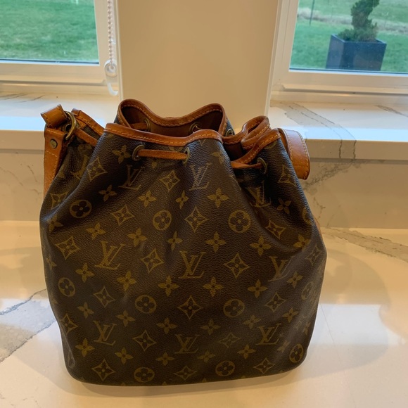 Authentic Louis Vuitton Monogram petit Noe bag. Drawstring, one owner! - Picture 2 of 4